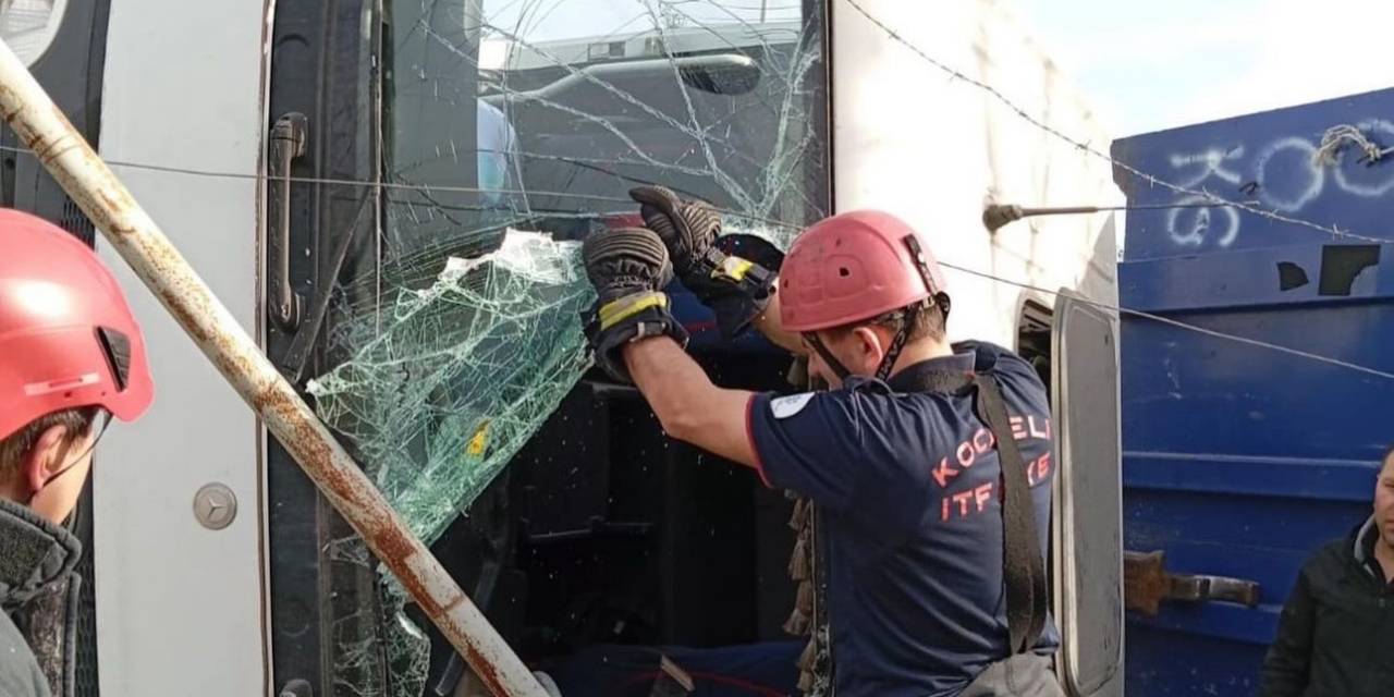 Virajı Alamayan Tır Devrildi: 1 Yaralı