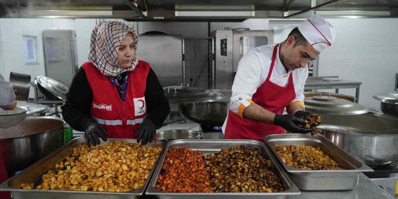 Türk Kızılay’ın Aşevlerinde Kazanlar İhtiyaç Sahipleri İçin Kaynıyor