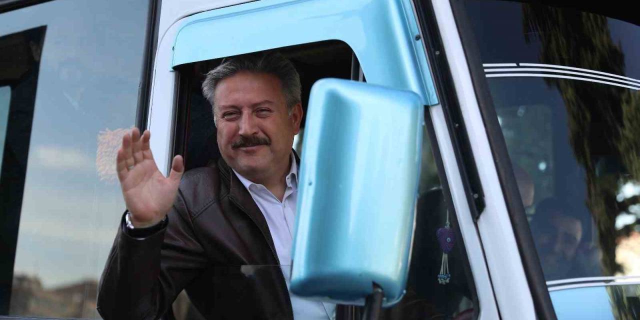 Başkan Palancıoğlu Klasik Araçlarla Bayram Havasında Seçim Turu Attı