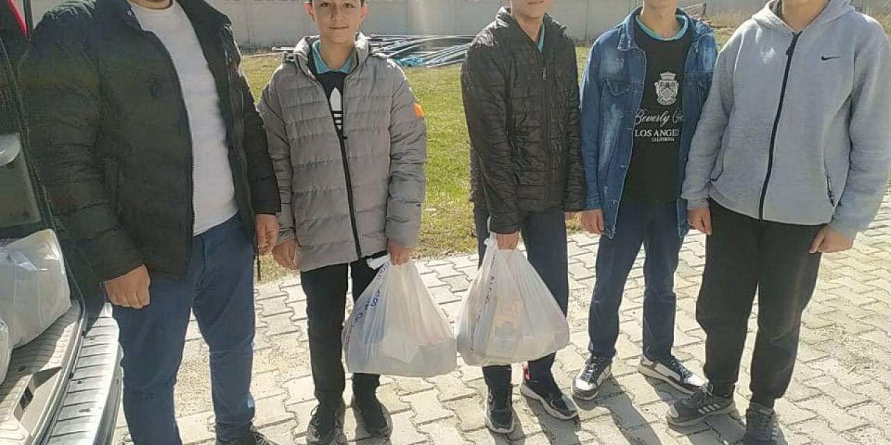 Öğrencilerden İhtiyaç Sahiplerine Ramazan Yardımı