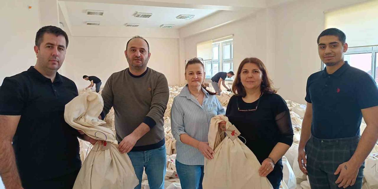 Edirne’de Seçimde Görev Alacak Sandık Başkanlarına Torbalar Teslim Edildi