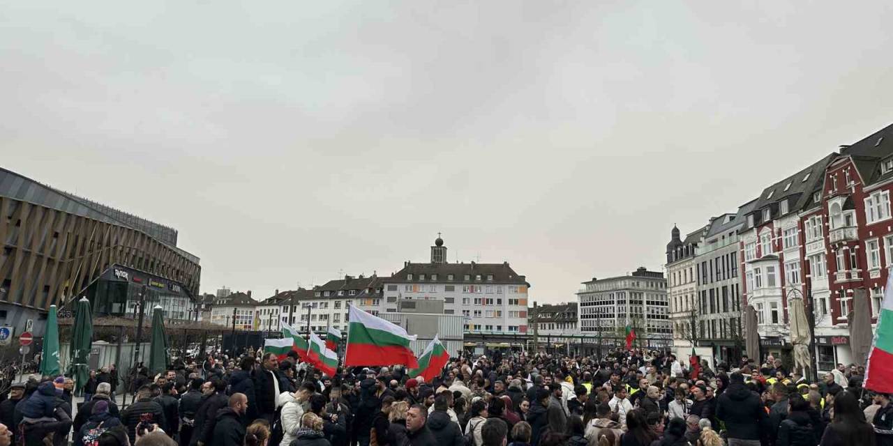 Almanya’da Yüzlerce Kişi Solingen’de Hayatını Kaybeden Aile İçin Yürüdü