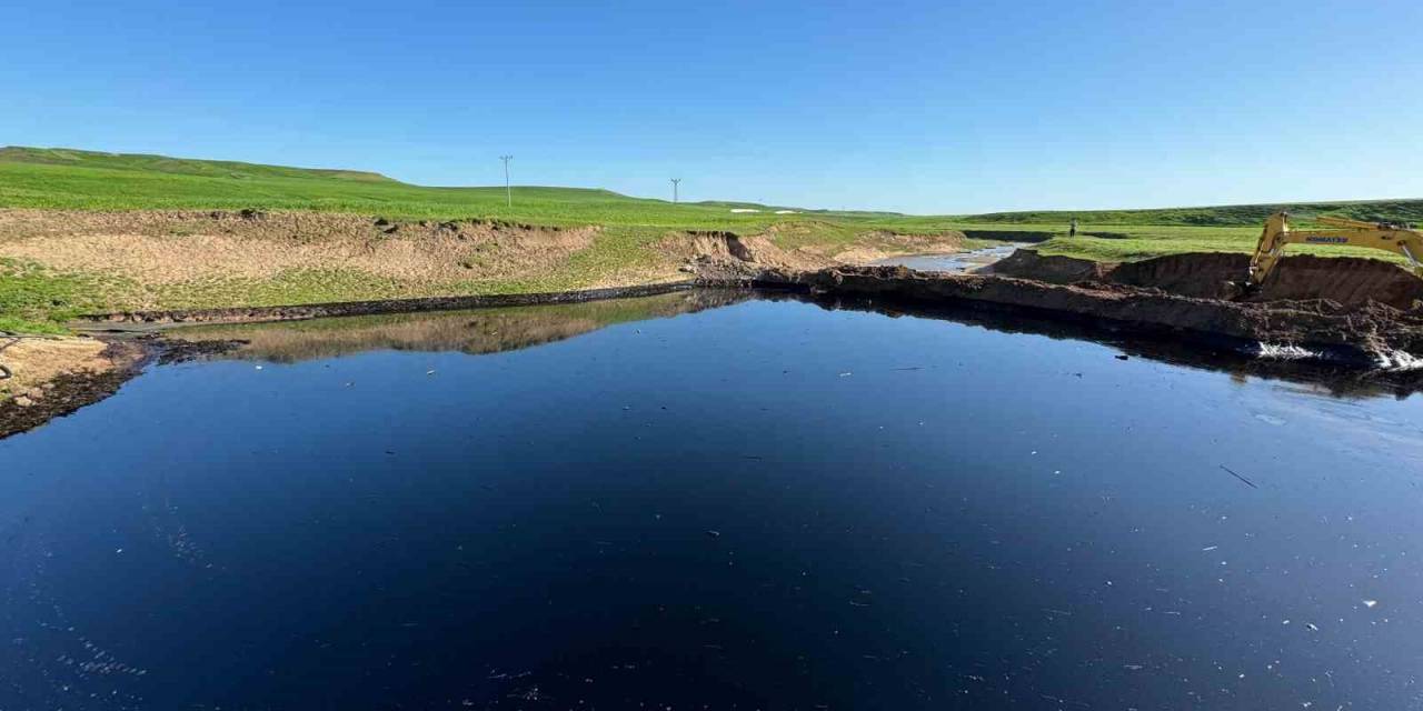Diyarbakır’da Yol Yapım Çalışmasında Petrol Boru Hattı Patladı: Ham Petrol Sulama Kanalına Karıştı