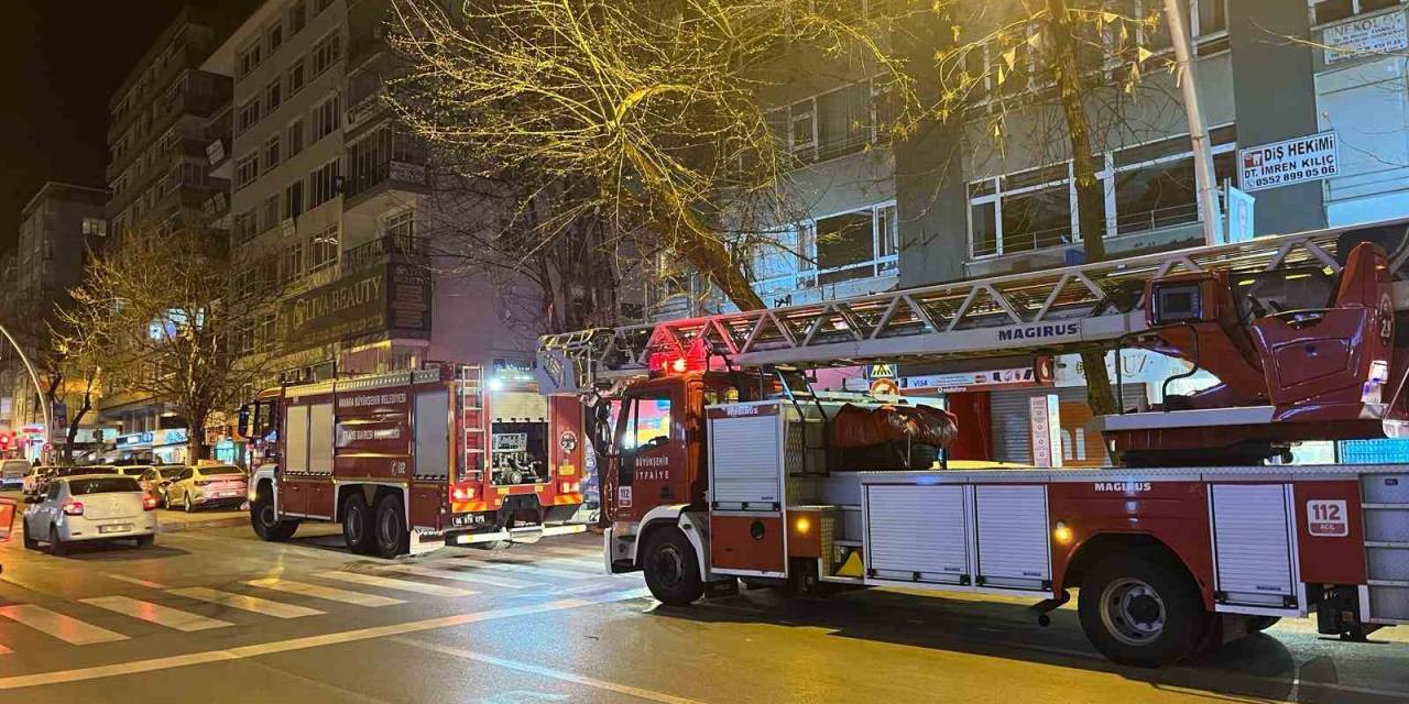 Kapanan Anadolu Partisi İlçe Başkanlığı Binasında Yangın