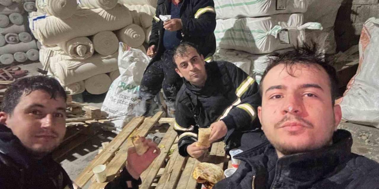 Yangına Giden İtfaiye Ekipleri İftarı Olay Yerinde Yaptı