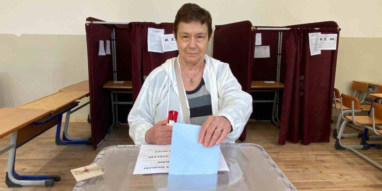 İzmir’de Seçmenler Oy Kullanmaya Başladı