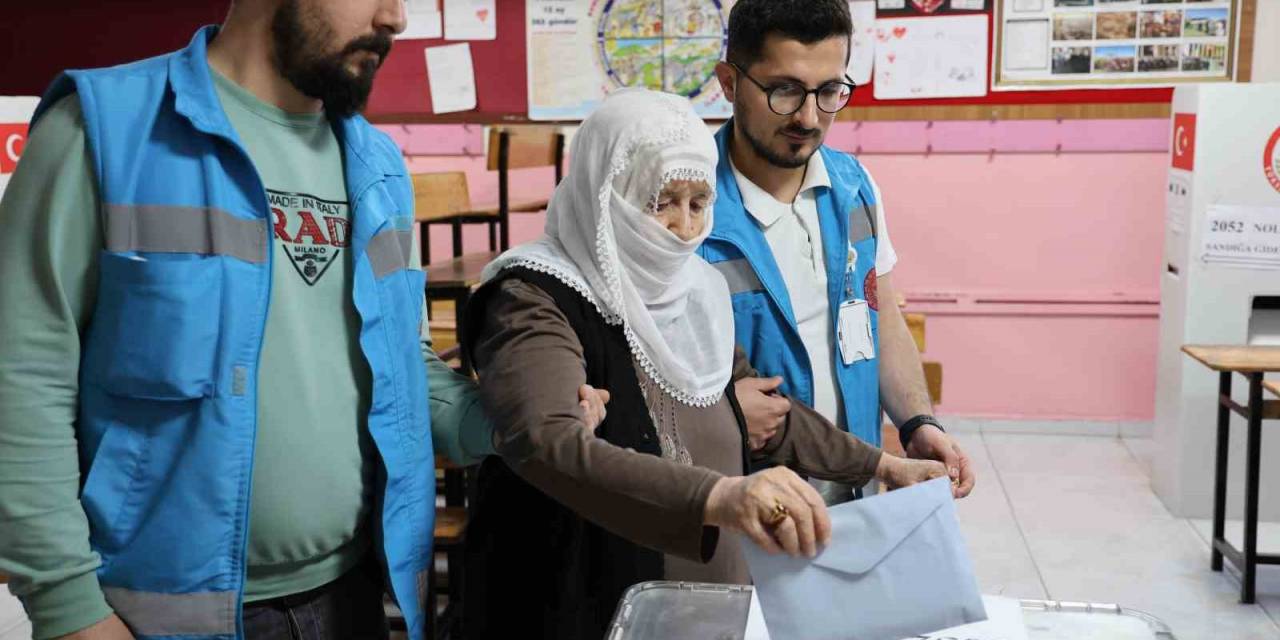 Diyarbakır’da Yaşlı Ve Hastalar Evde Sağlık Hizmeti Ekiplerinin Yardımıyla Oylarını Kullandı