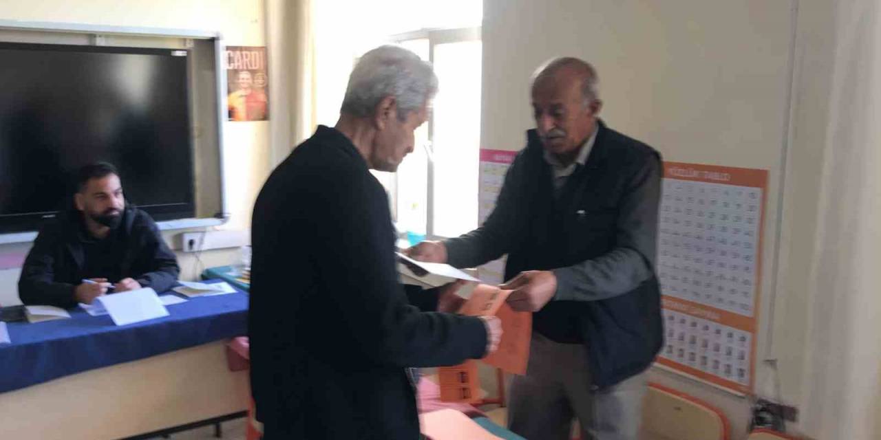 Batman’da 81 Yaşındaki Cevat Dede Sandık Başında