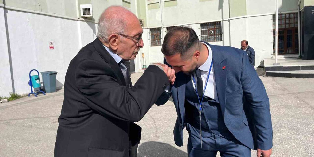 ‘Baba’ Dediği Yakınıyla Rakip Olan Genç Aday Başarılar Diledi