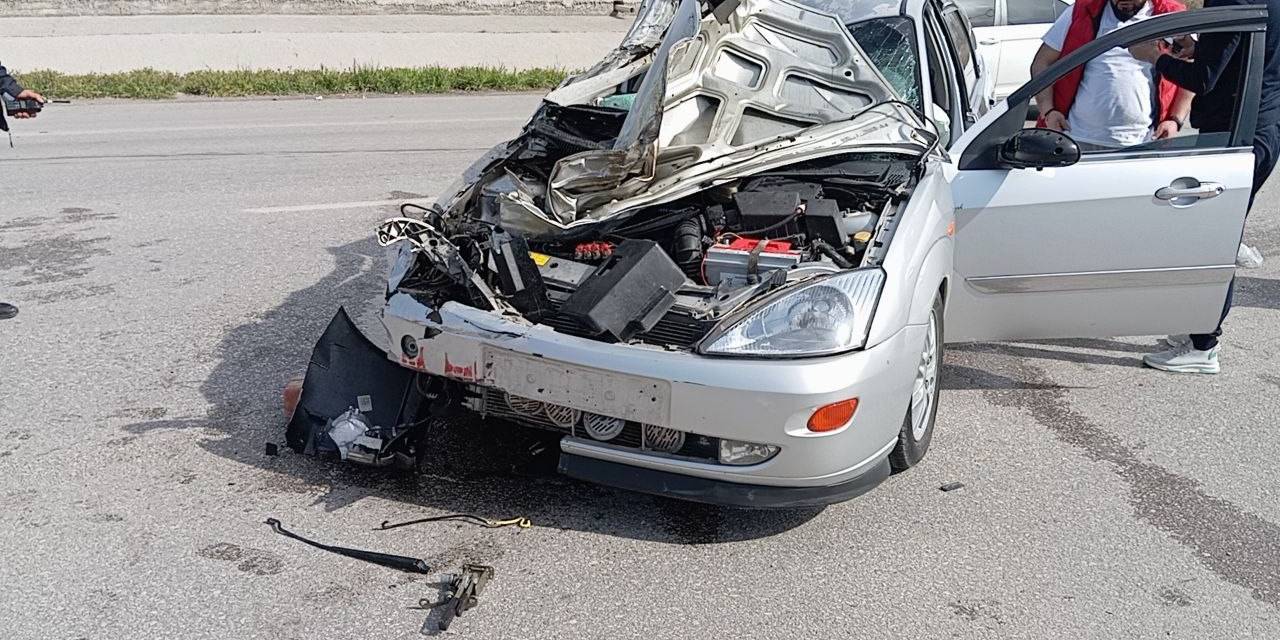 Seyir Halindeki Otomobil Kamyonete Çarptı: 1 Yaralı