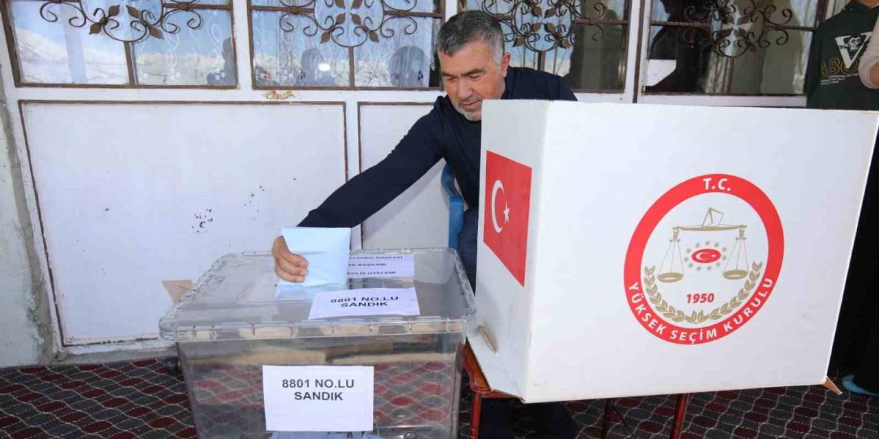 Başkale’de Hasta Ve Engelliler Seyyar Sandıkta Oy Kullandı