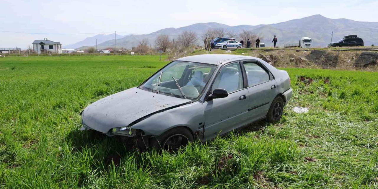 Otomobil Tarlaya Uçtu: 3 Yaralı
