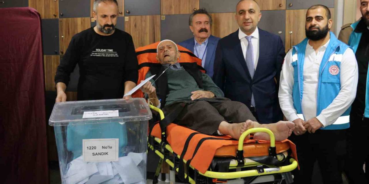 Van’daki Hastalar Oylarını Sedye Üzerinde Kullandı