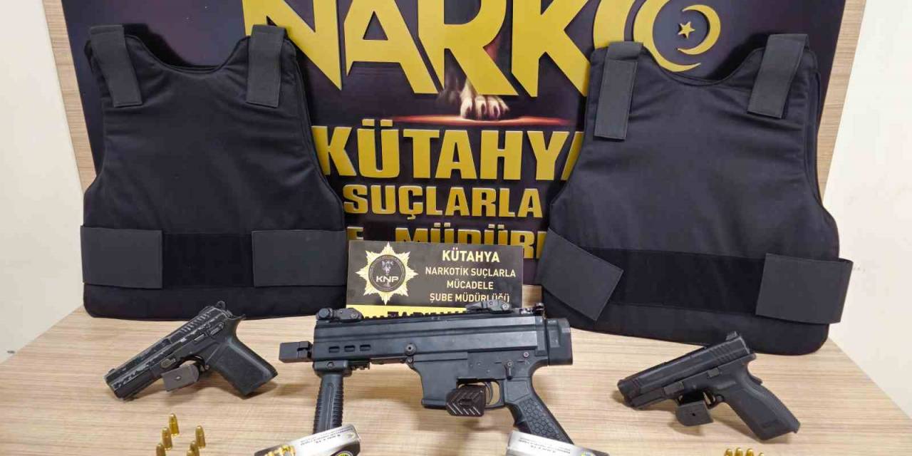 Kütahya’da Otomatik Silah, 2 Tabanca Ve Çelik Yelekler Ele Geçirilen 2 Zanlı Tutuklandı