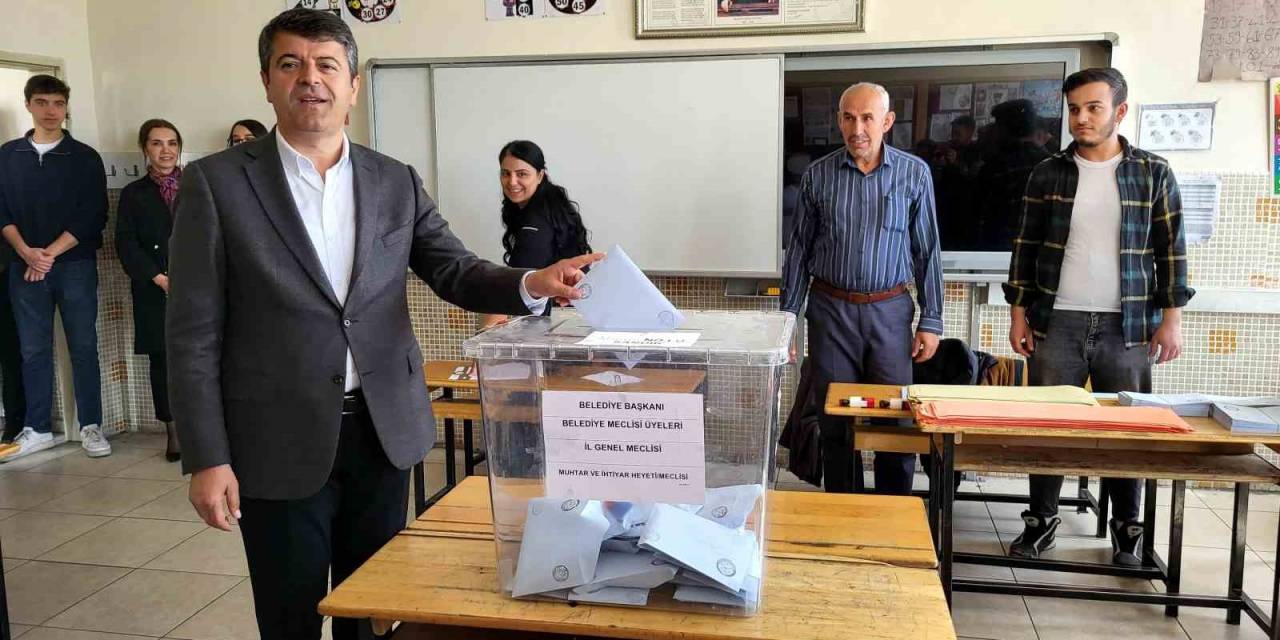 Belediye Başkan Adayları Oylarını Kullandı