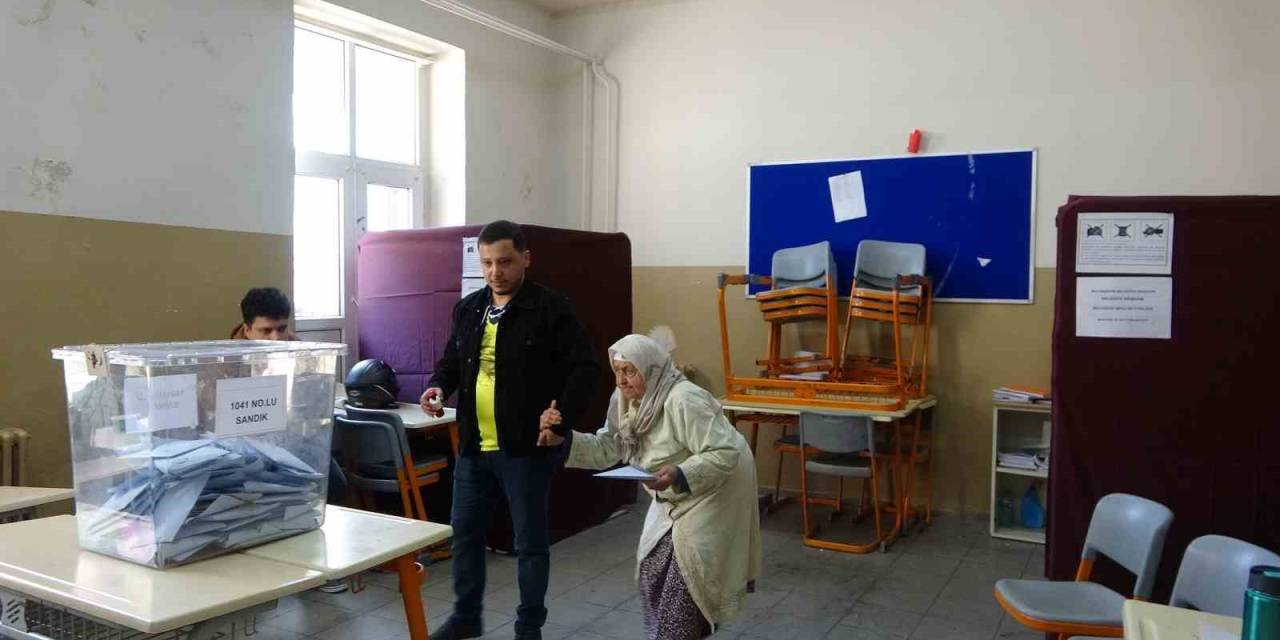 93 Yaşında Sandık Başına Gitti