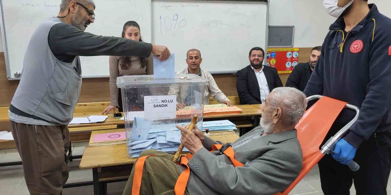 Hasta Ve Yaşlılar Ambulanslarla Sandığa Gitti