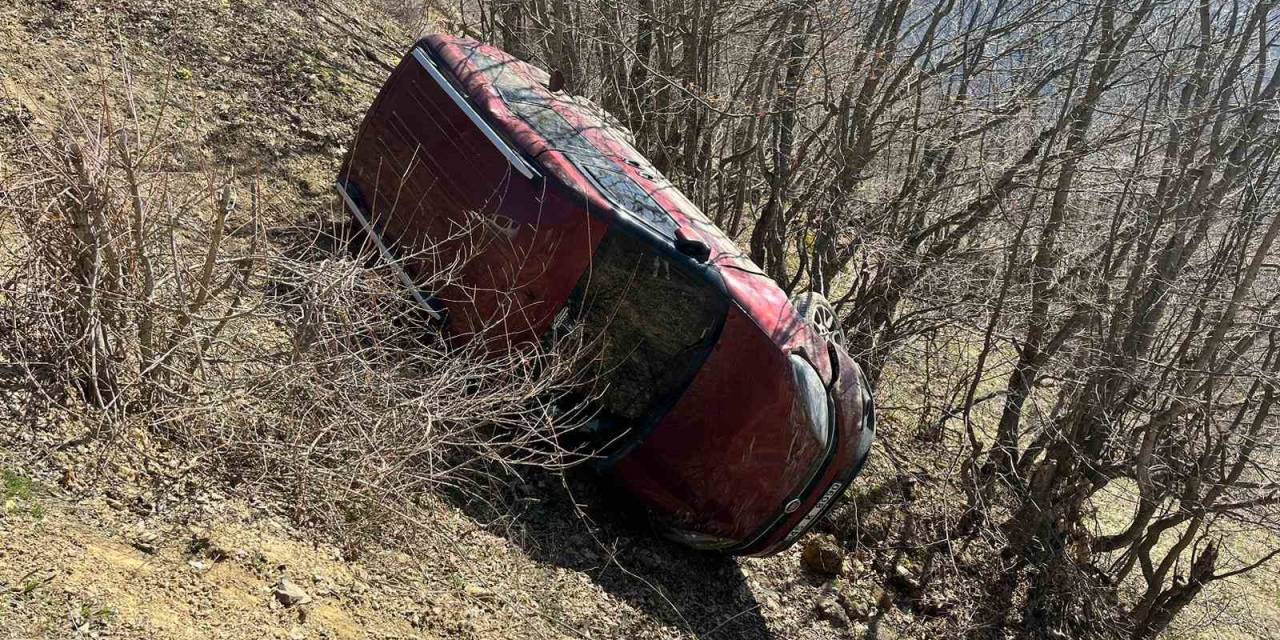 Hafif Ticari Araç Şarampole Yuvarlandı: 2 Yaralı