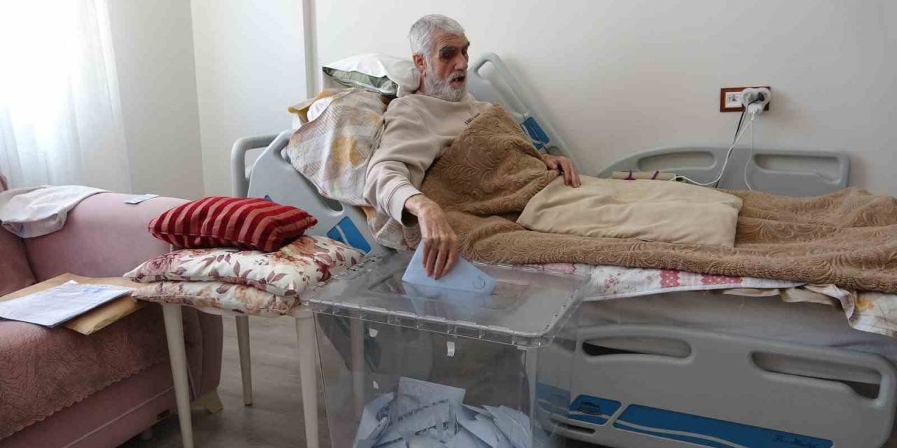 Diyarbakır’da Bazı Seçmenler Evlerine Götürülen ‘Seyyar Sandık’ İle Oyunu Kullandı