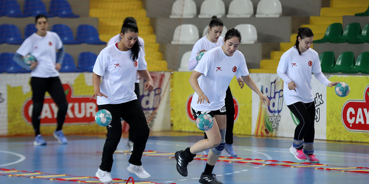 A Milli Kadın Hentbol Takımı, Karadağ maçında Rizeli taraftarlara güveniyor