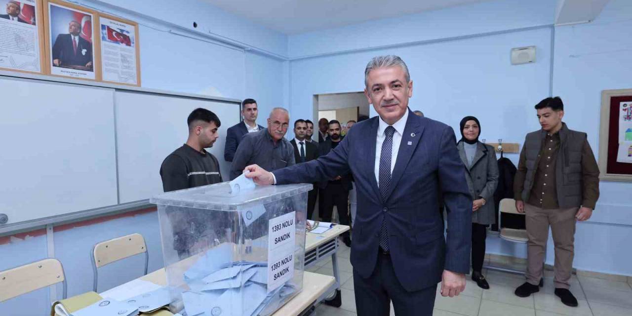 Mardin Valisi Tuncay Akkoyun Eşi Ve Oğluyla Birlikte Oyunu Kullandı