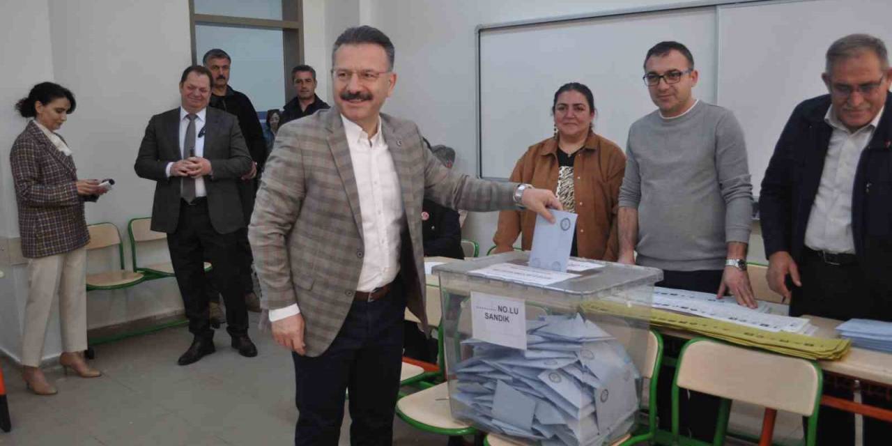 Valisi Hüseyin Aksoy Eşiyle Birlikte Sandık Başına Gitti