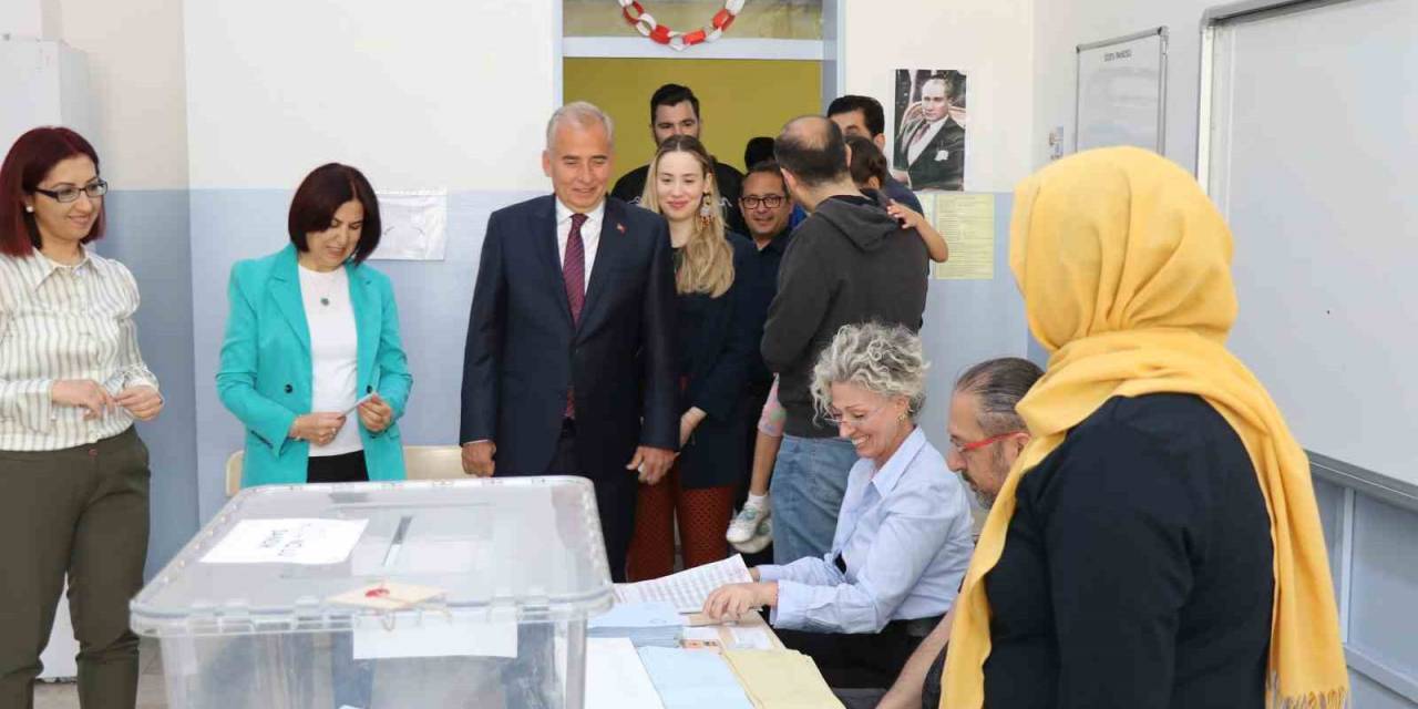 Denizli’de Siyasiler Oylarını Kullandı