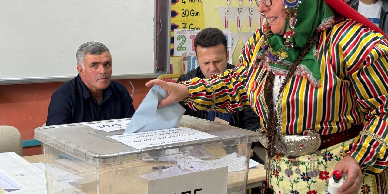 Yöresel Kıyafetle Oy Kullandılar