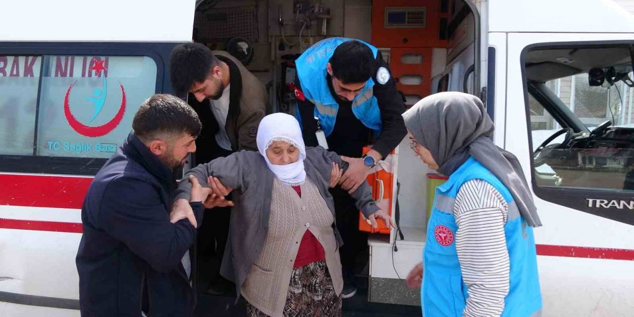 Tatvan’da 62 Yaşındaki Sakine Nine Ambulansla Oy Kullandı