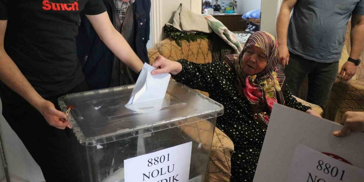 Evden Çıkamayan Engelli Ve Yaşlılar, Seyyar Sandık İle Vatandaşlık Görevini Yerine Getirdi