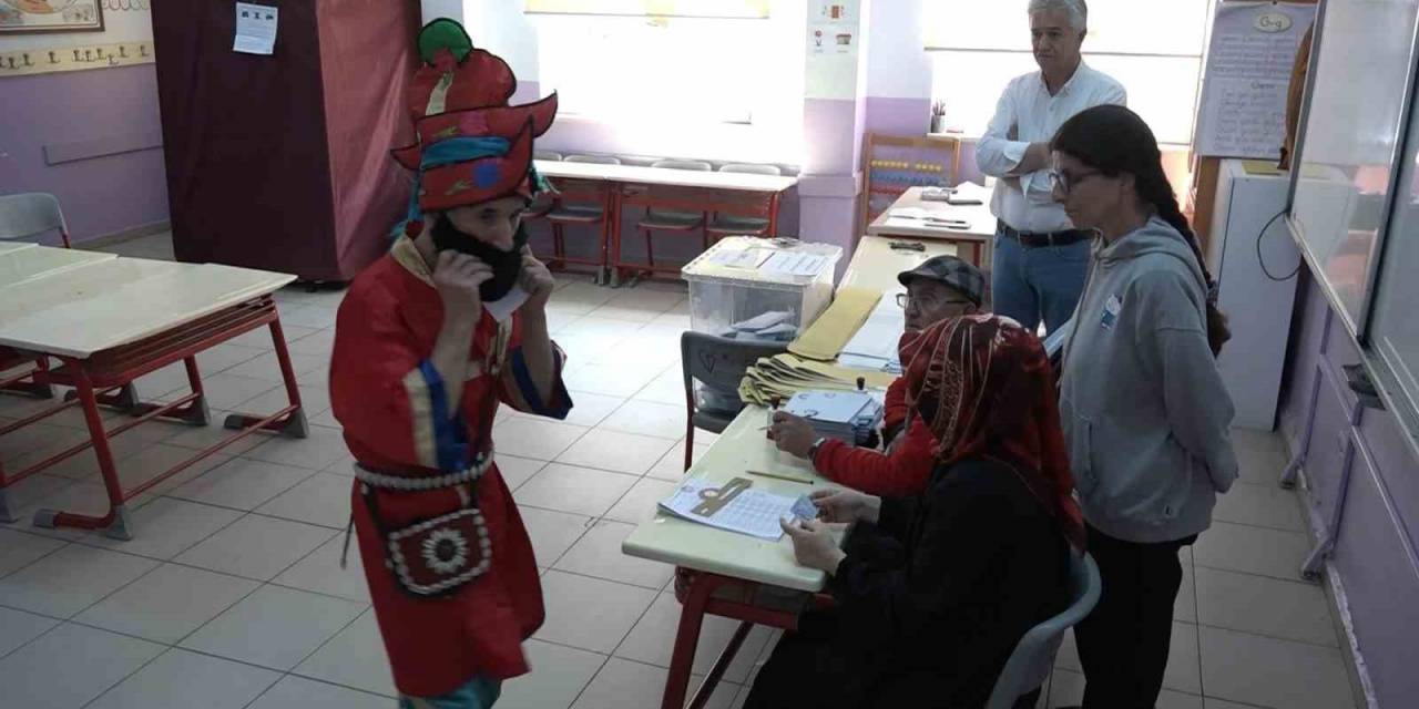 Karagöz Kostümüyle Oyunu Kullandı