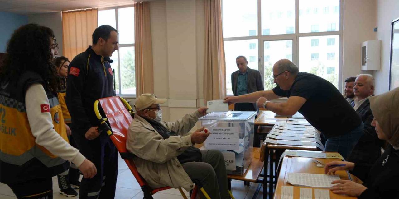 Hasta, Yaşlı Ve Engelliler Ambulanslarla Sandığa Gidiyor