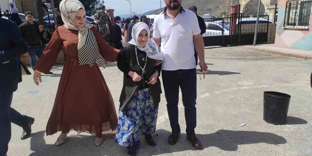 Sason’da 111 Yaşındaki Cemile Nine Torunlarının Yardımıyla Sandığa Gitti