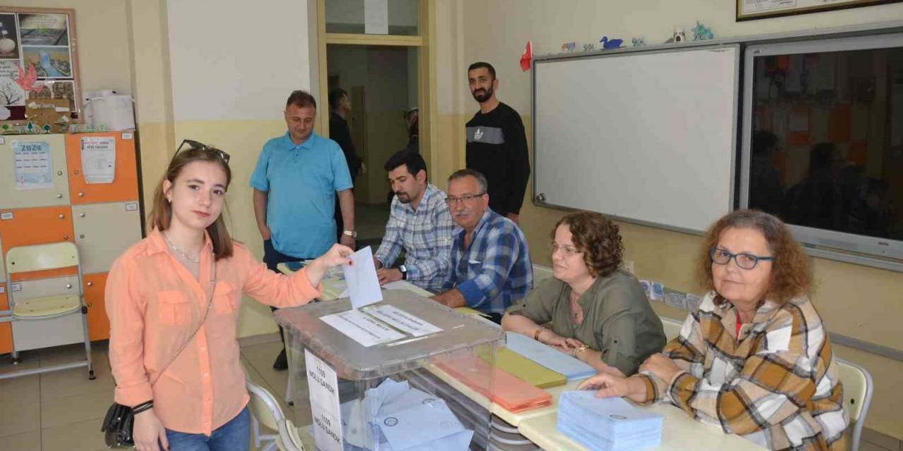 Seçimden Bir Gün Önce 18 Yaşını Dolduran Seçmen, İlk Oyunu Kullandı