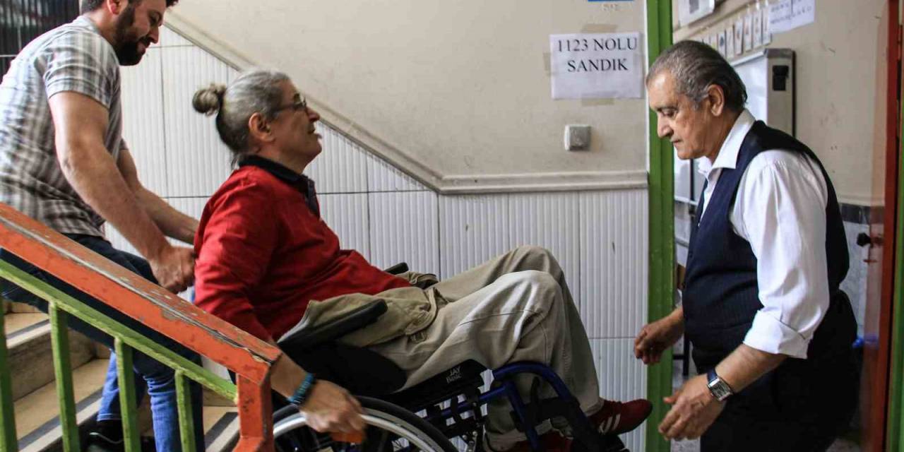 Engelliler Ve Yaşlılar Oy Kullanmakta Zorlandı