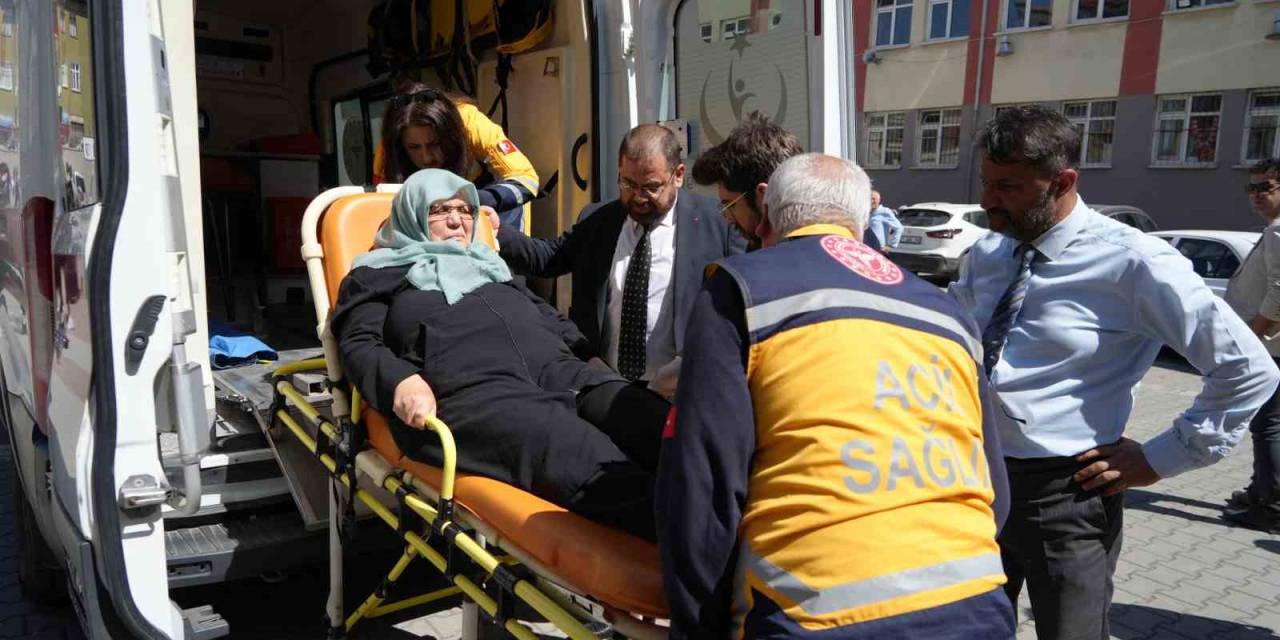 Ambulansla Oy Kullanacağı Okula Getirilen Kadın: "Devletimizden Allah Razı Olsun"