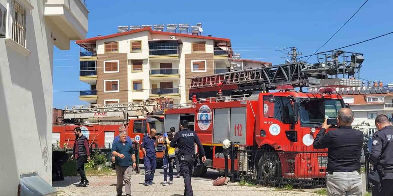 İzmaritten Çıkan Yangında Evdeki Anne Ve Çocukları İtfaiye Ekipleri Kurtardı