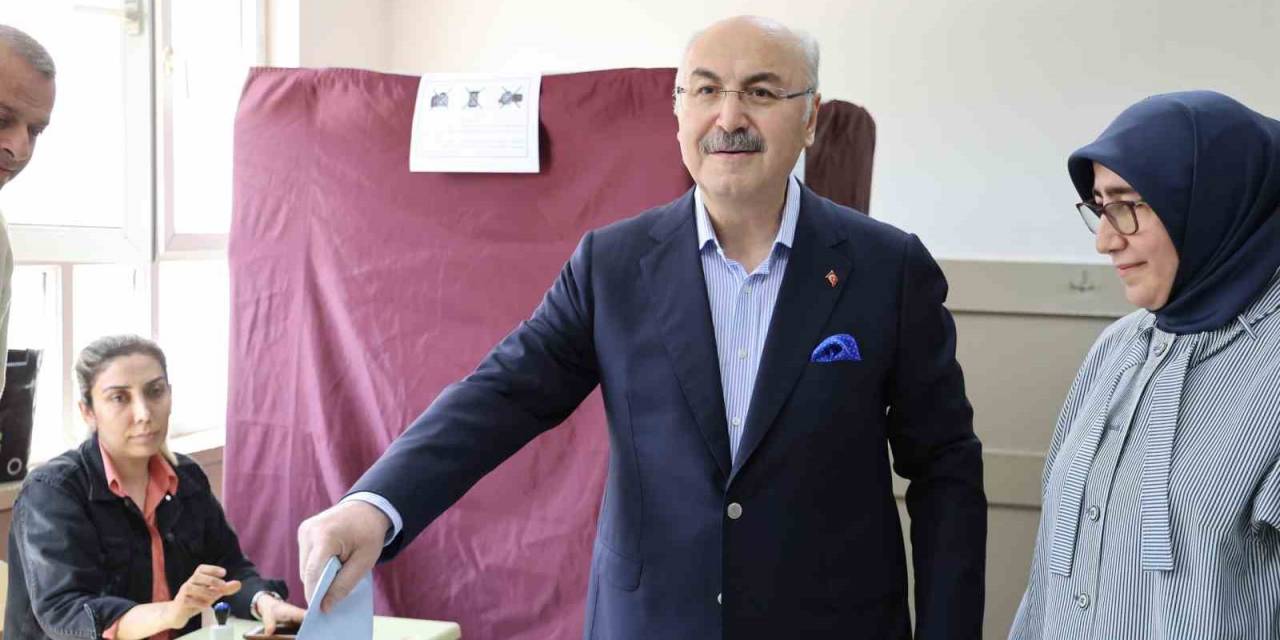 Adana Valisi Oy Kullanmak İçin Sırada Bekledi