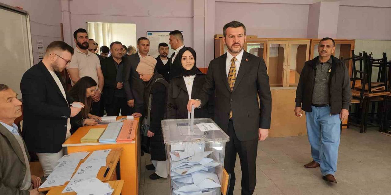 Ak Parti Belediye Başkan Adayı Çetinkaya Oyunu Kullandı