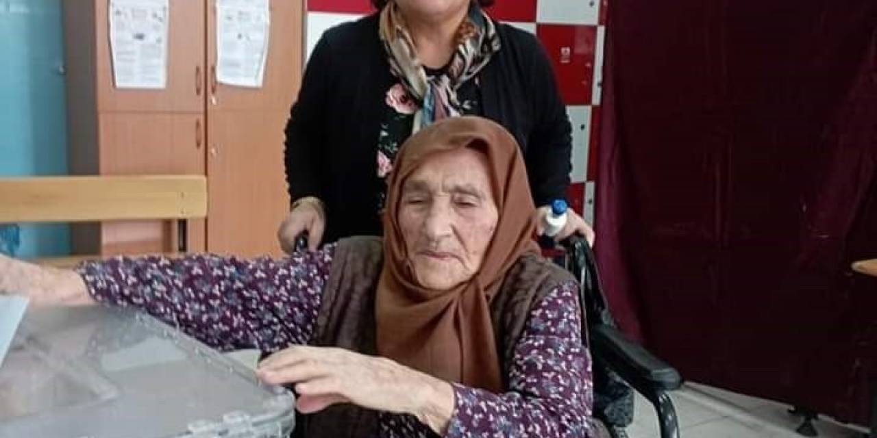 94 Yaşındaki Yaşlı Kadın Tekerlekli Sandalyeyle Oy Kullandı