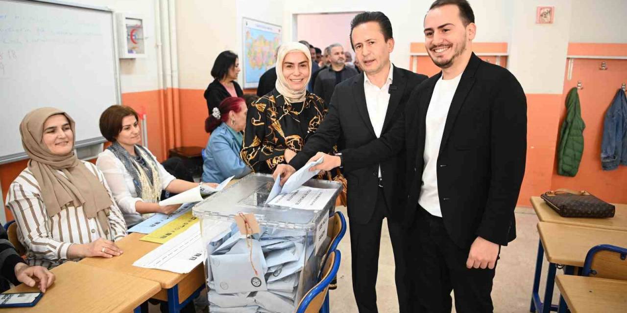 Tuzla Belediye Başkanı Dr. Şadi Yazıcı, Oyunu Ailesi İle Birlikte Kullandı