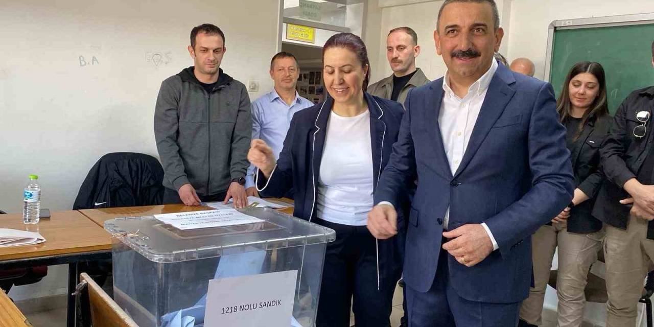 Zonguldak Valisi Ve Belediye Başkanı Oyunu Kullandı