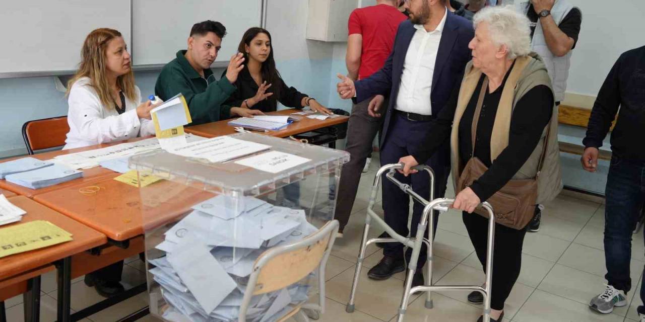 Gençler Yaşlı Ve Engelli Vatandaşların Oy Kullanması İçin Yoğun Bir Şekilde Çalışıyor