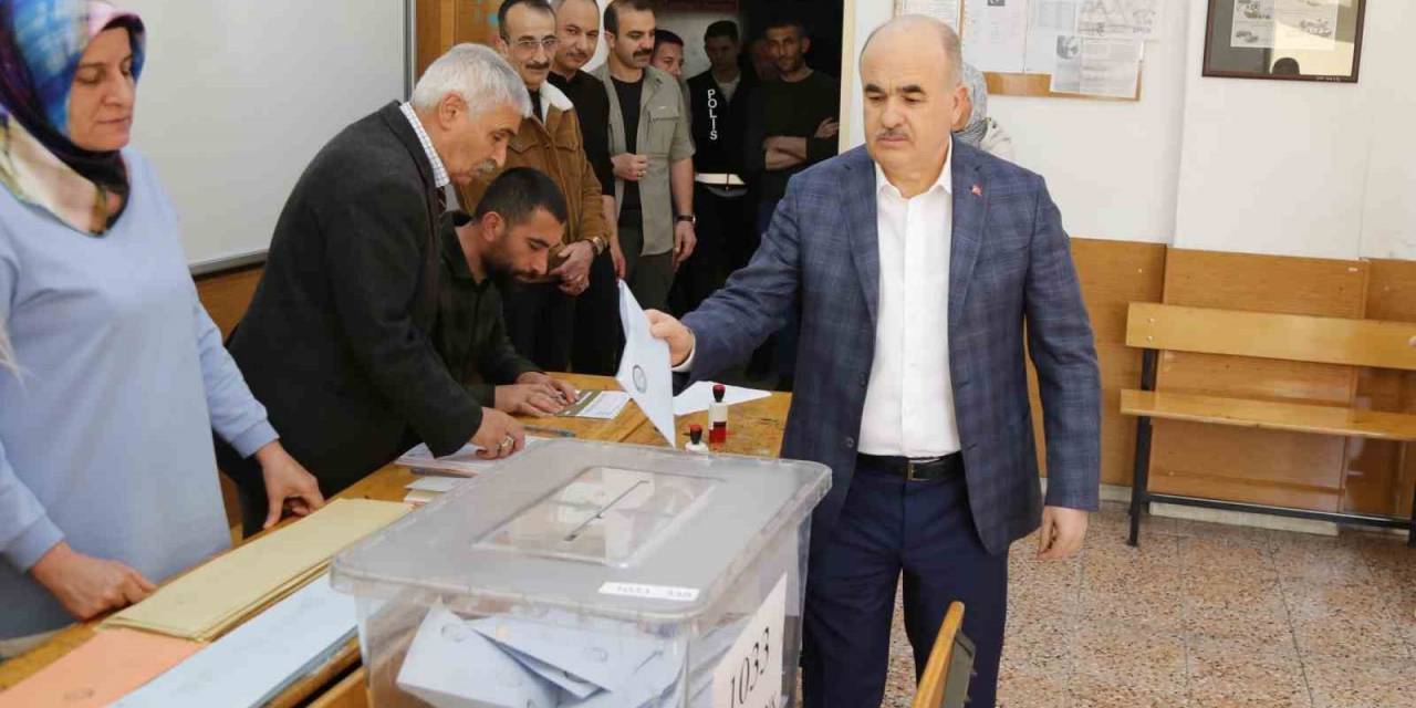 Çorum Valisi Zülkif Dağlı Ve Eşi Nurgül Dağlı Sandık Başına Gitti