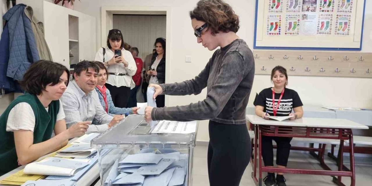 Zeynep Bastık, Oy Sırası Beklemek İstemeyince Yerine Asistanını Koydu