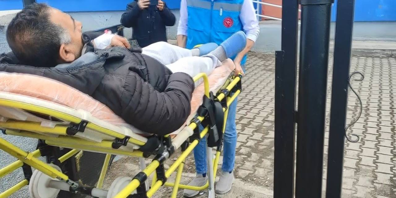 Kars’ta Bir Vatandaş Sedye İle Oy Kullanmaya Geldi