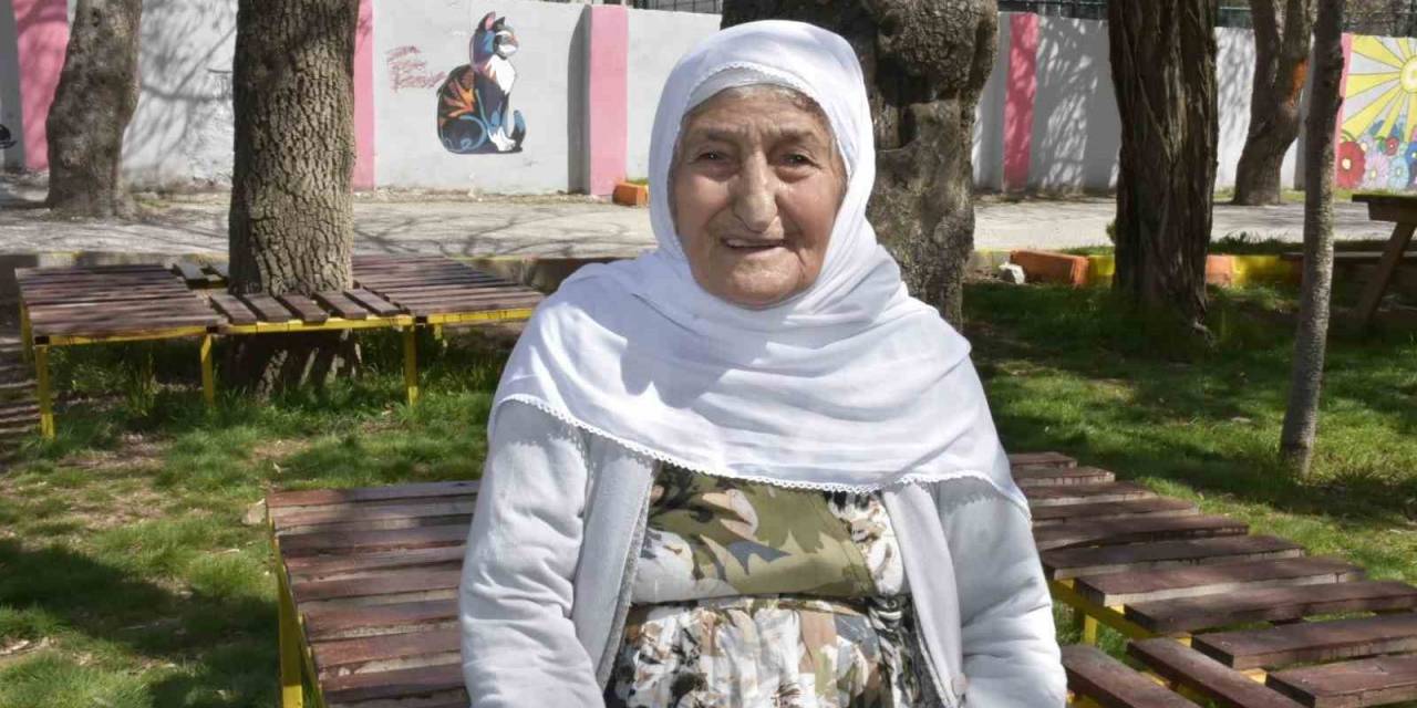 İspanyol Gribinden Sonra Covid-19’u Da Yenen 106 Yaşındaki Emine Nine Oyunu Kullandı