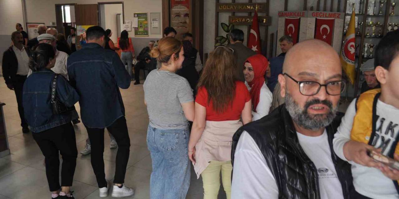 Oy Kullanmaya Aynı Saat Diliminde Giden Vatandaşlar Yoğunluğa Sebep Oldu