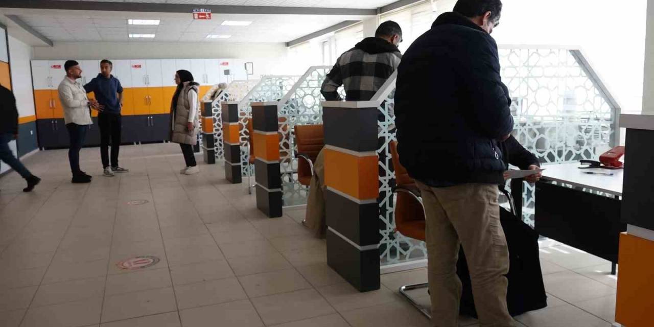 Erciş’te Kimlik Sıkıntısı Yaşayan Seçmenler Nüfus Müdürlüğüne Akın Etti