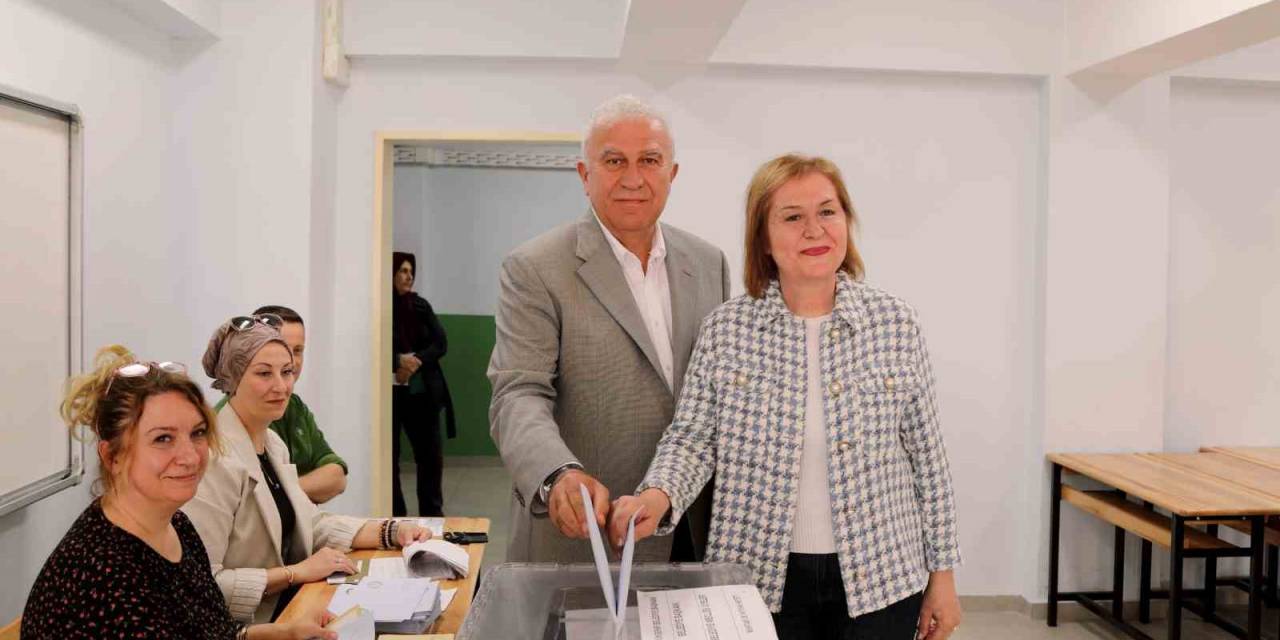 Başkan Atay, Eşiyle Birlikte Oyunu Kullandı